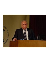 На фото Роберт Искандерович Нигматулин